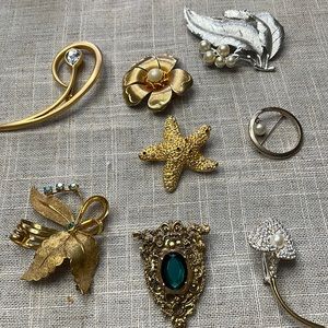 This is a lot of 8 antique brooch beautiful